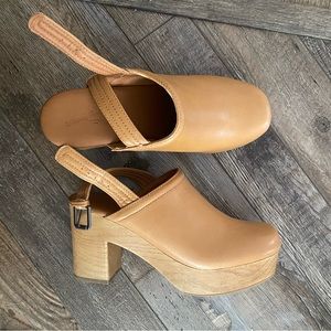 Size 8 universal thread mule clogs